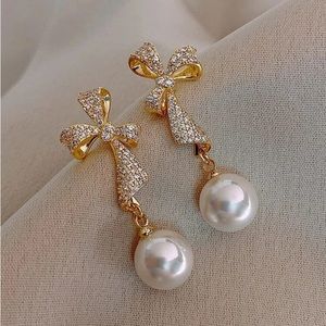 🆕 Gold Crystal Bow & Pearl Earrings!!!!  Brand New!!!